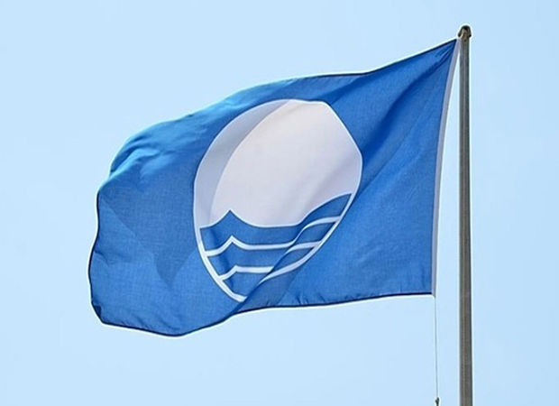 Bandera azul que certifica la calidad de la playa