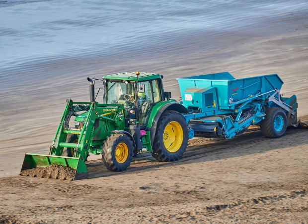 Tractor limpiando una playa