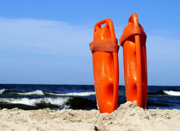 Playa con dos salvavidas utilizados por los socorristas