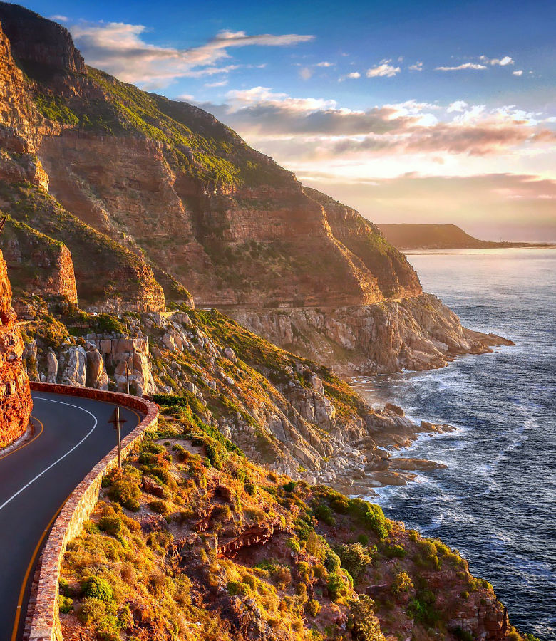 Paisaje de carretera junto al mar