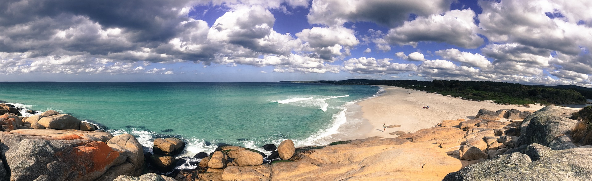 Playa con mar azul y cielo con nubes