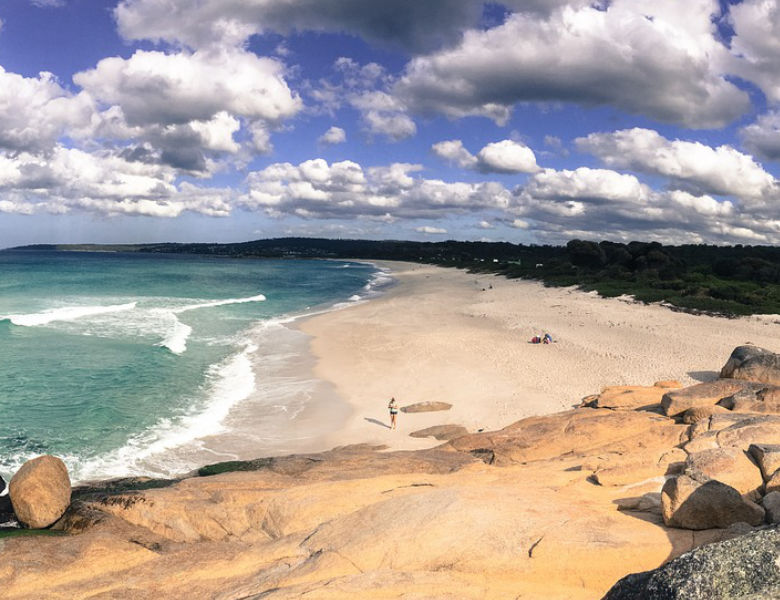 Playa con mar azul y cielo con nubes