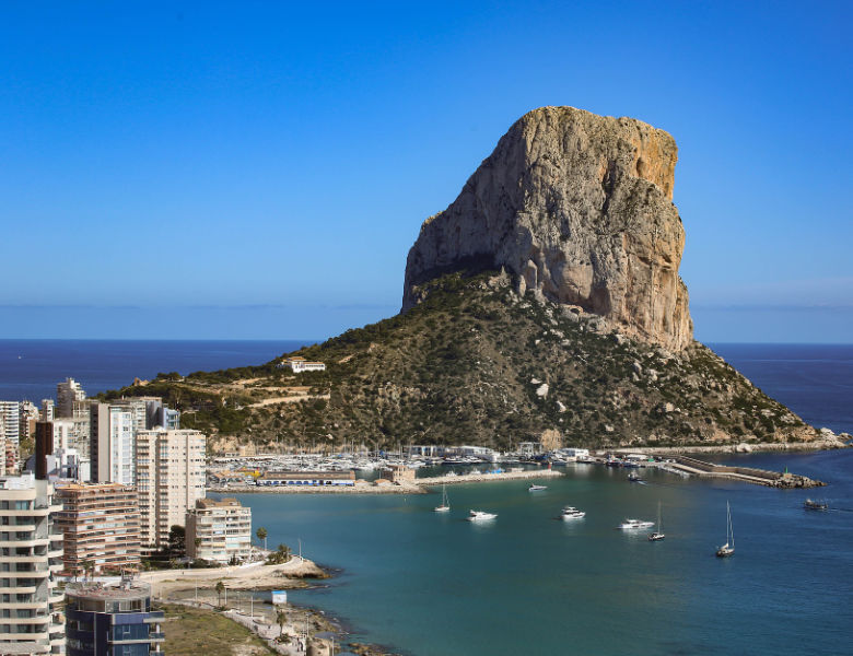 Vista de la playa de Calpe y del peñón de Ifac