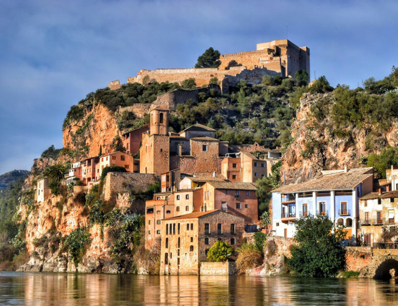 Pueblo a la orilla del mar