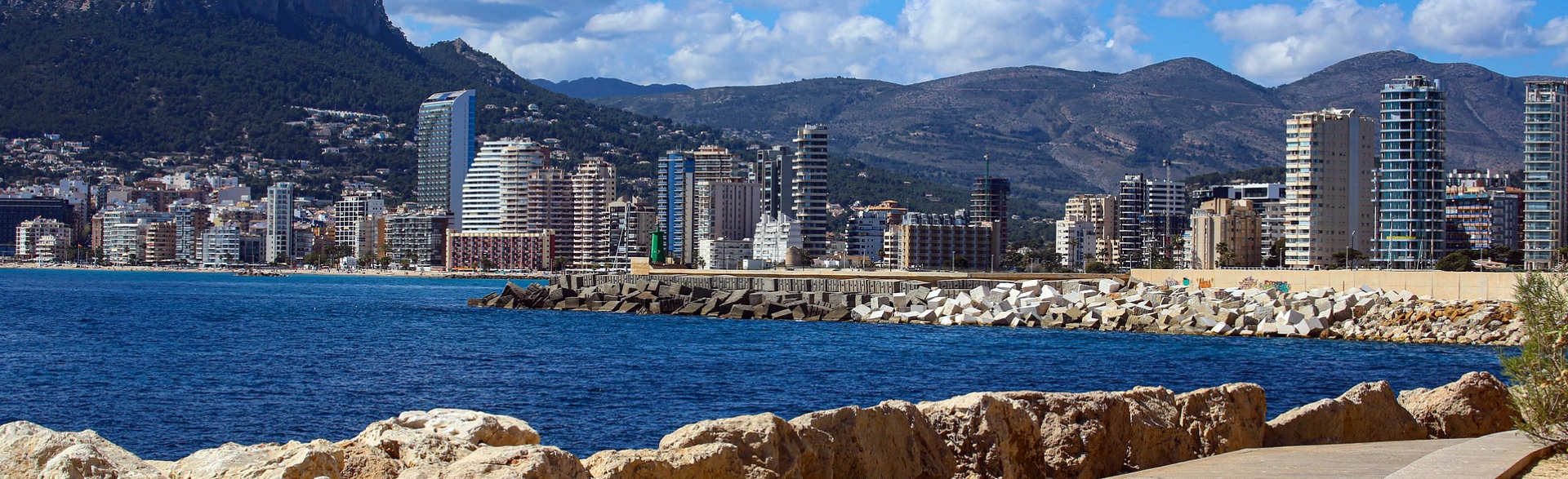 Vista de una ciudad a la orilla del mar